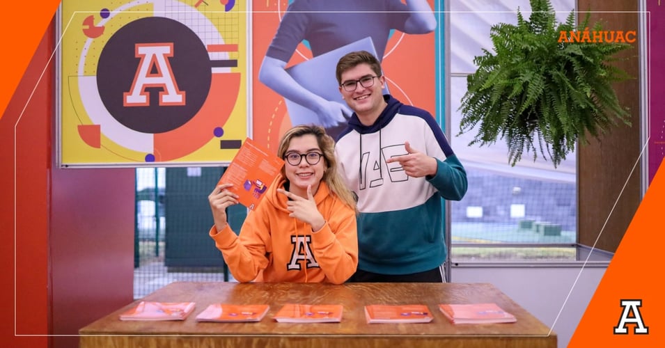 Dos estudiantes de Ingeniería Mecatrónica sonriendo