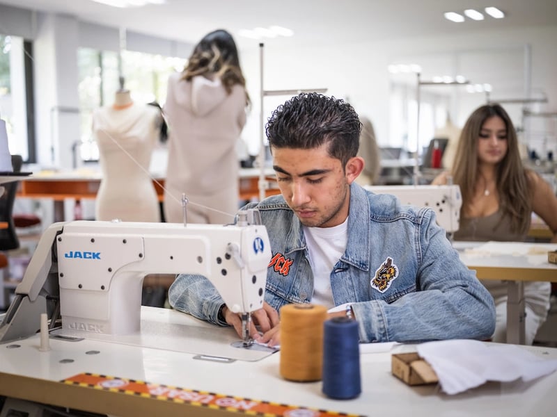 Estudiante en el laboratorio de moda e innovación