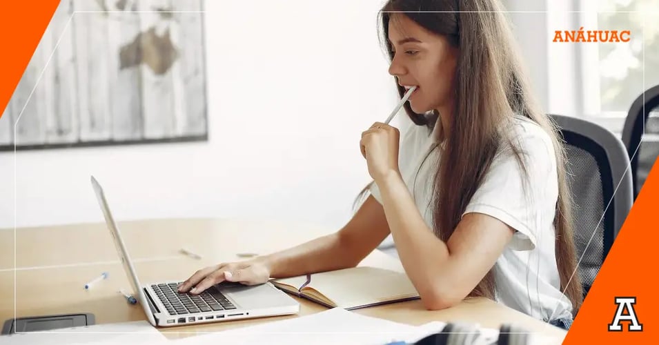 mujer enfrente de su computadora decidiendo que estudiar