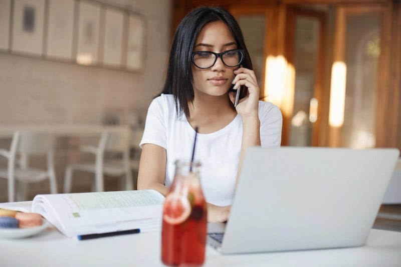 Estudiante de negocios trabajando en la computadora