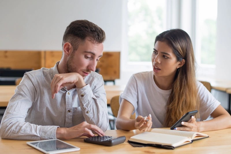 Estudiantes de economía y finanzas haciendo un trabajo