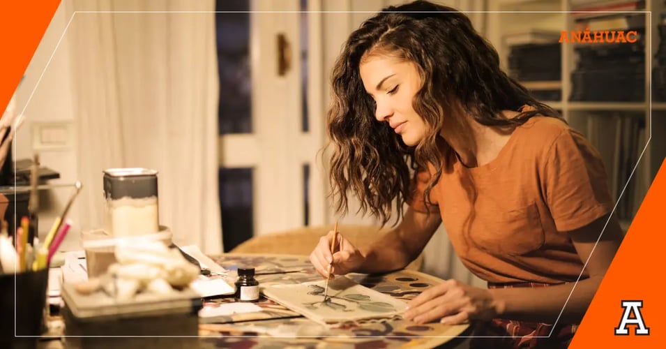 Estudiante de diseño practicando caligrafía y lettering con tinta y pluma clasicas