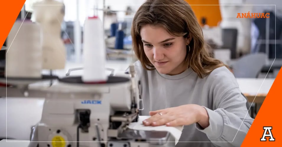 Estudiante de diseño de modas utilizando una máquina de costura