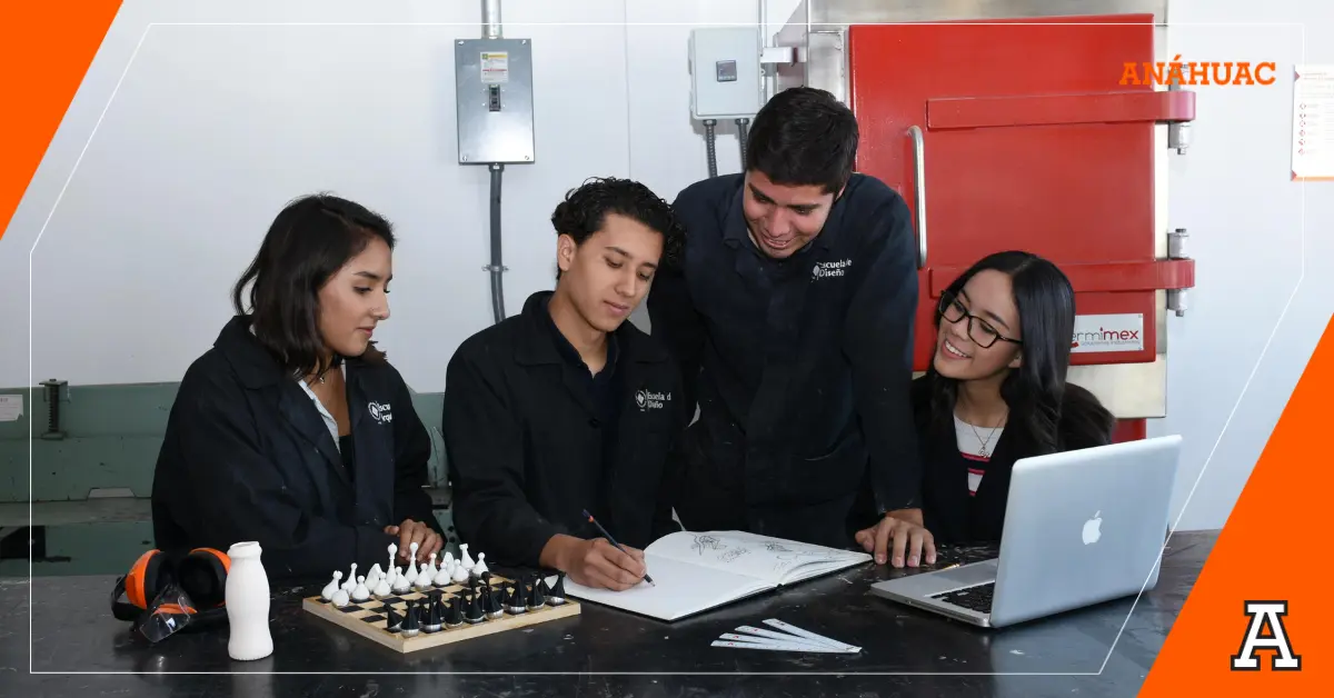 grupo de estudiantes diseñando unas fichas de ajedrez en conjunto