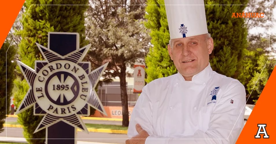 el chef de cordon bleu viendo al frente con los brazos cruzados