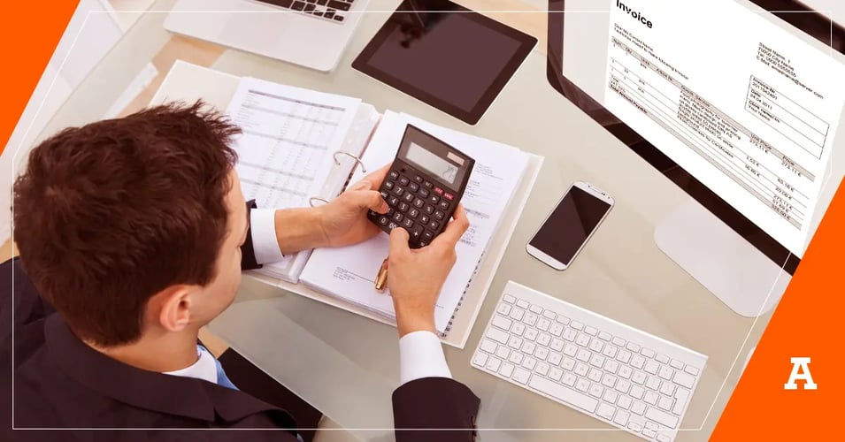 licenciado en Finanzas y Contaduría haciendo cálculos 