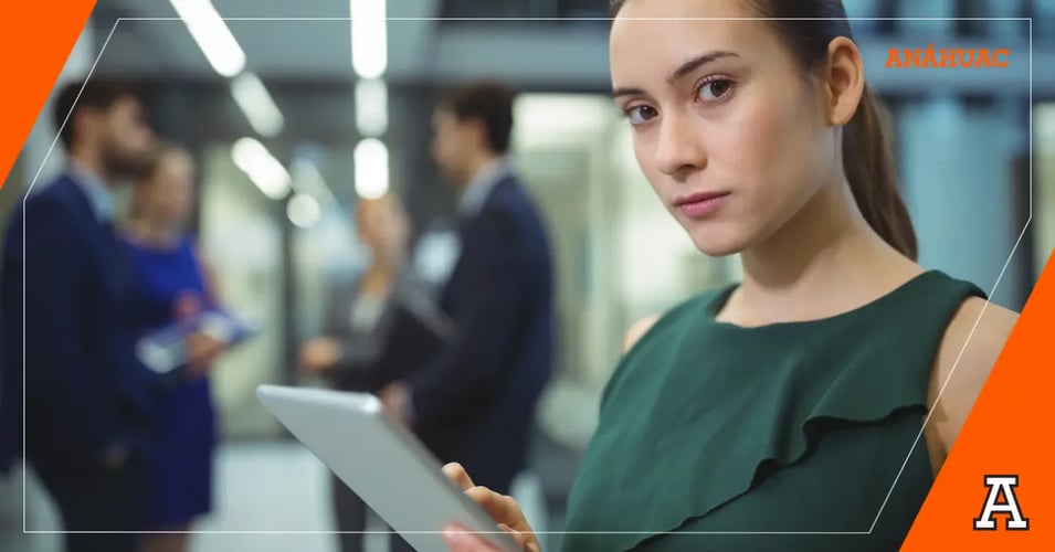 Mujer estudiante sosteniendo una tableta de apple mirando seriamente a la cámara