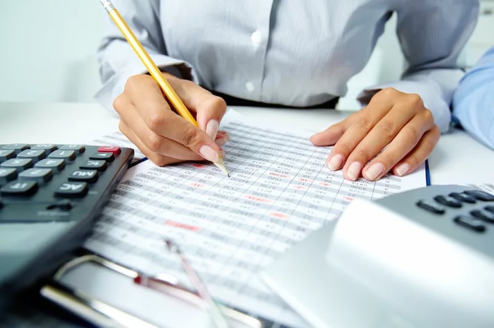 Estudiante de actuaría haciendo unos ejercicios matemáticos