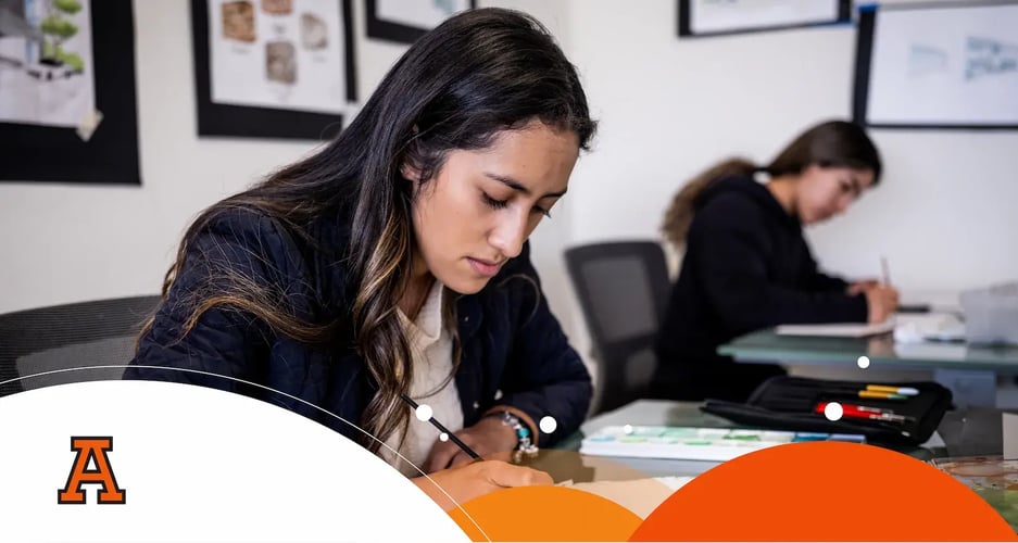 Estudiante de diseño de la universidad anahuac dibujando