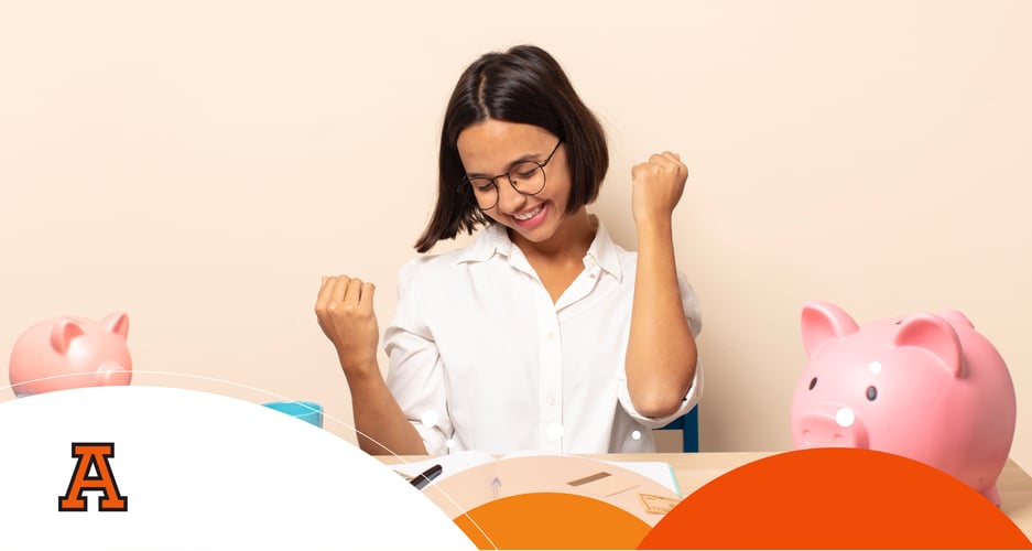 alumna feliz con sus finanzas personales