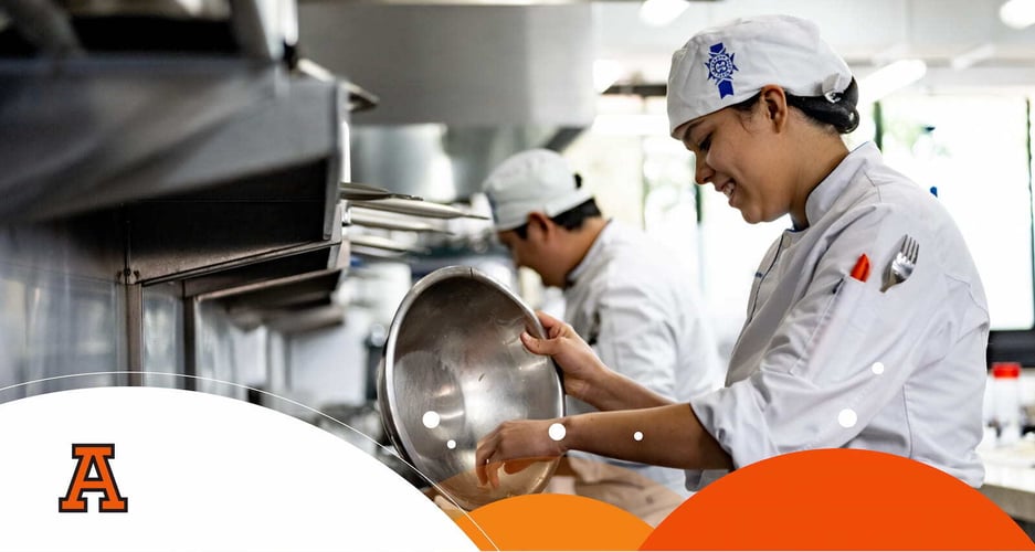 alumnos en cocina de la universidad anahuac puebla 