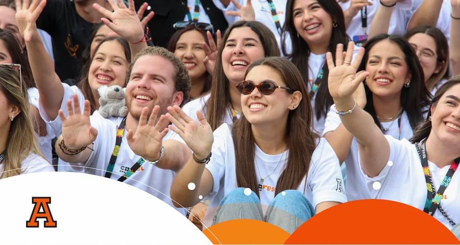 alumnos de la anahuac puebla en evento de becas