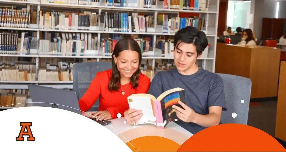 alumnos de la anahuac puebla en la biblioteca 