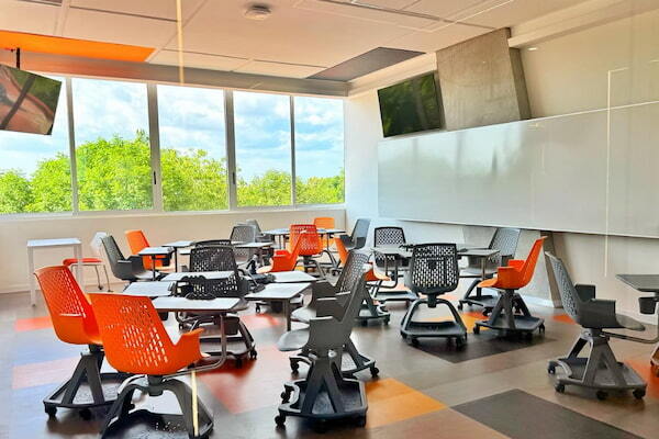 Aulas con sillas vacías de la Anáhuac Puebla