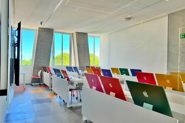 Aulas renovadas con macs Anáhuac Puebla