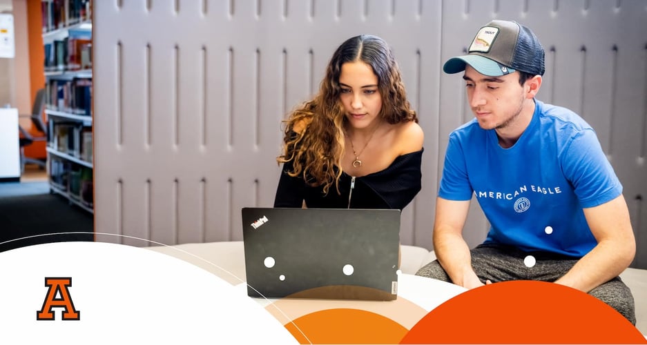 alumnos de la anahuac puebla con computadora 