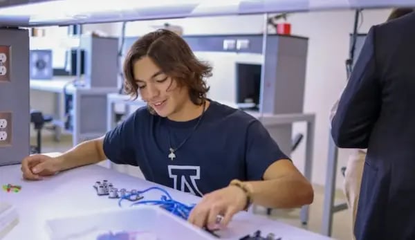 estudiante de ingenieria mecatronica en la anahuac puebla