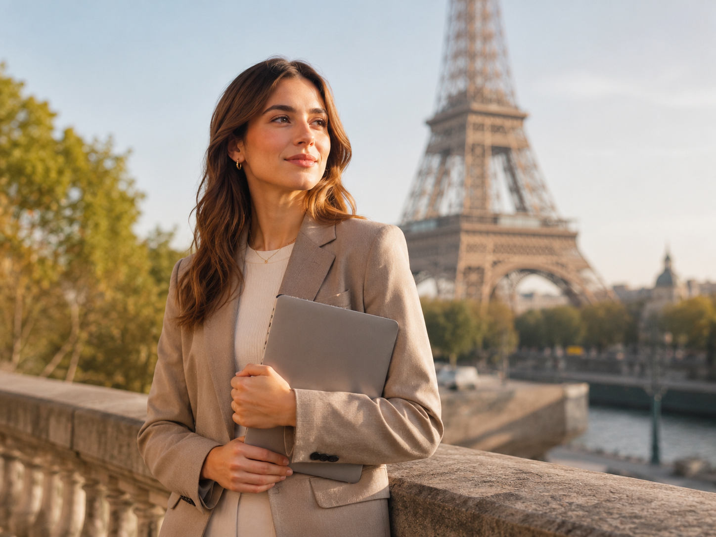 mujer con vestimenta ejecutiva en la torre eiffel