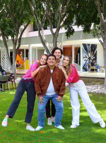 Cinco alumnos de Anáhuac Puebla felices