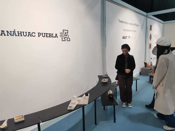 alumna de anahuac puebla exponiendo en salonesatellite