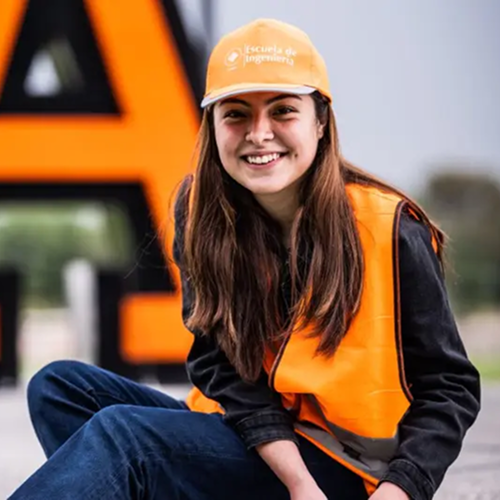 Mujer arquitecto con gorra Anáhuac
