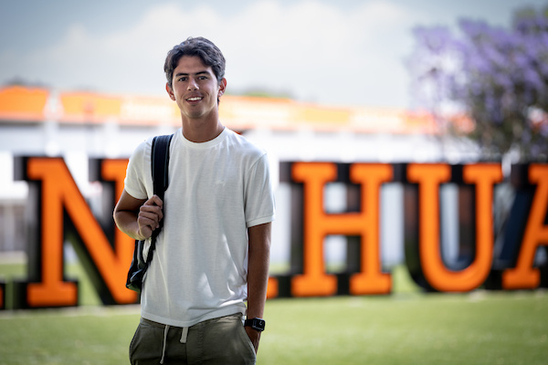 estudiante de la anahuac con mochila