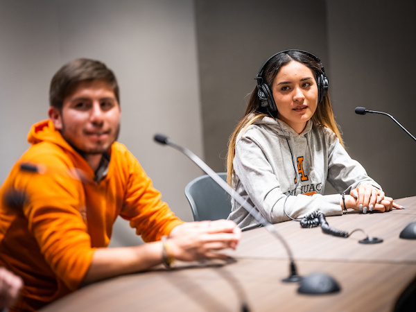 estudiantes en radio universitaria