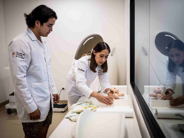 estudiantes de medicina en laboratorio