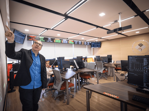 maestro impartiendo clases en el trade room de anahuac puebla