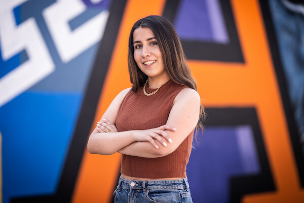 alumna de la anahuac en campus con banner atras