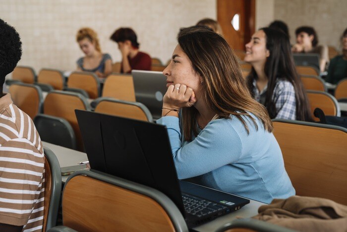 alumna poniendo atencion en clase