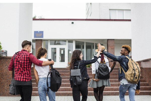 alumnos caminan en campus