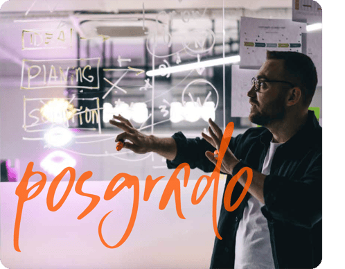 Especialista analizando diagramas de flujo y planeación estratégica en una pared de cristal, representando la innovación en los programas de posgrado