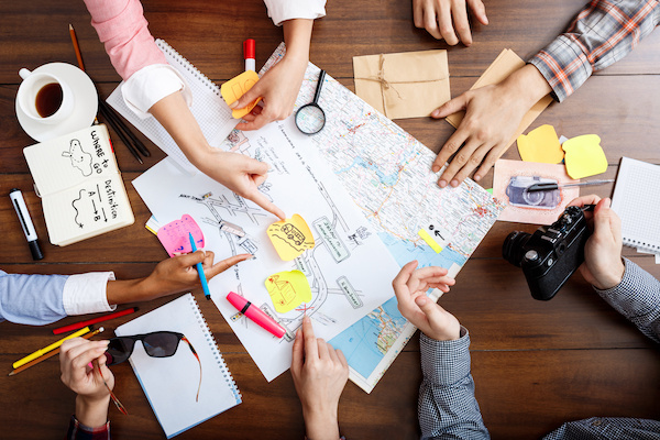 Personas planeando una estrategia