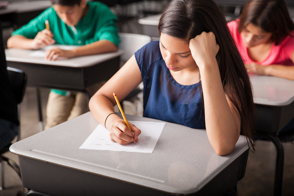 alumna en examen pensando 