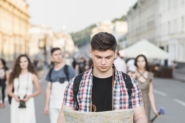 alumno mirando mapa ciudad