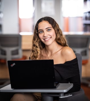estudiante trabajando en su computadora