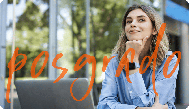 Mujer profesionista en su computadora pero volteando 3/4 a la cámara con su mano recargada en la barbilla con la palabra posgrado sobre la imagen