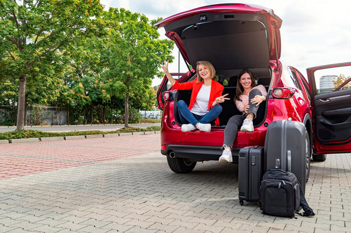 Estudiantes con maletas para una mudanza a estudiar la universidad a otro país