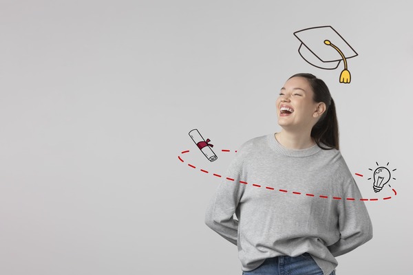 alumna de universidad estudia carreras del futuro con mejor demanda