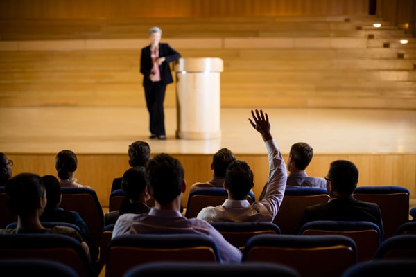estudiante participando en conferencia universidad