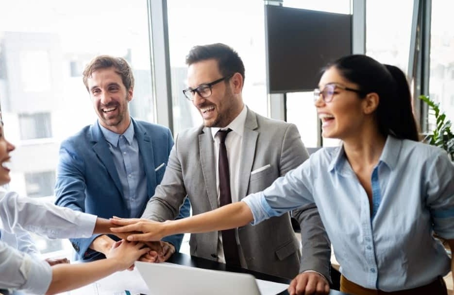 personas que trabajan en business celebrando un logro