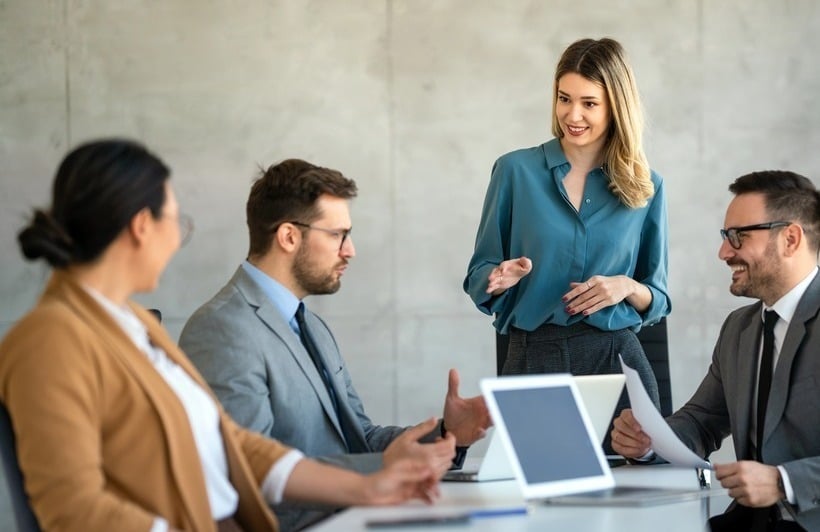 personas con diferentes tipos de liderazgo empresarial
