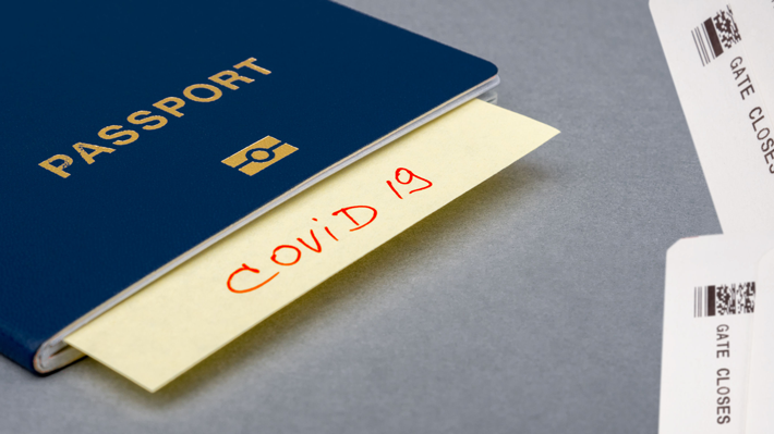 Pasaporte con folleto vs COVID-19