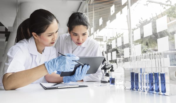 mujeres-ciencia-laboratorio