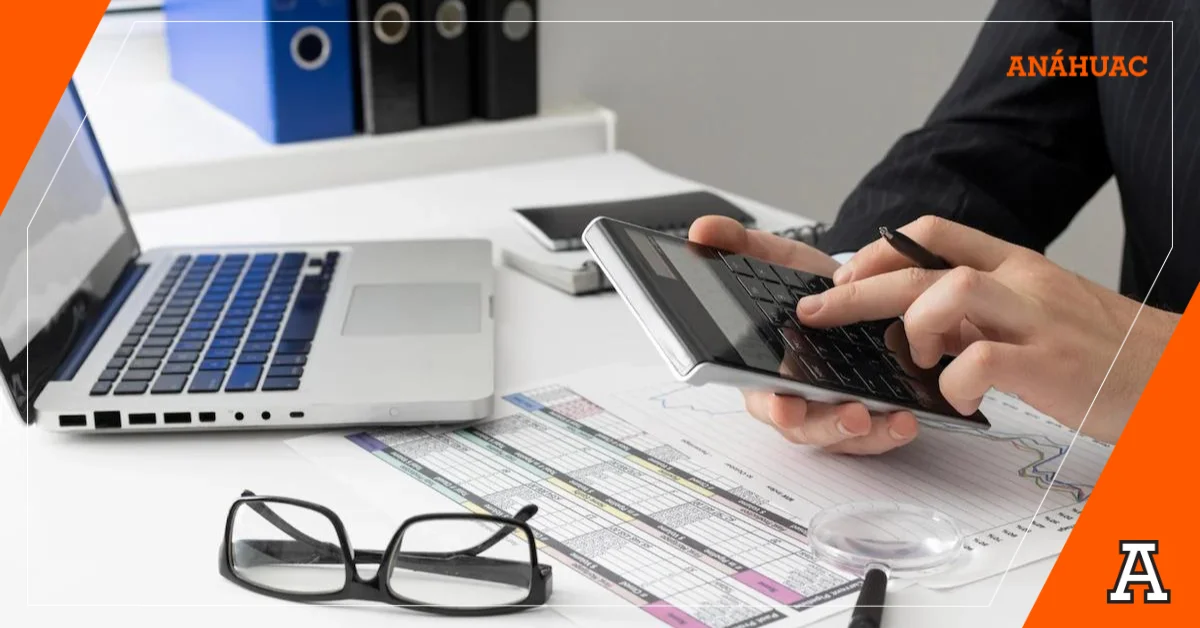 hombre usando la calculadora en una oficina