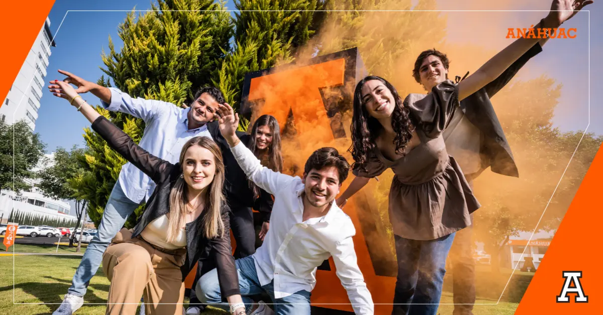 estudiantes de la universidad con el logo de la escuela de fondo