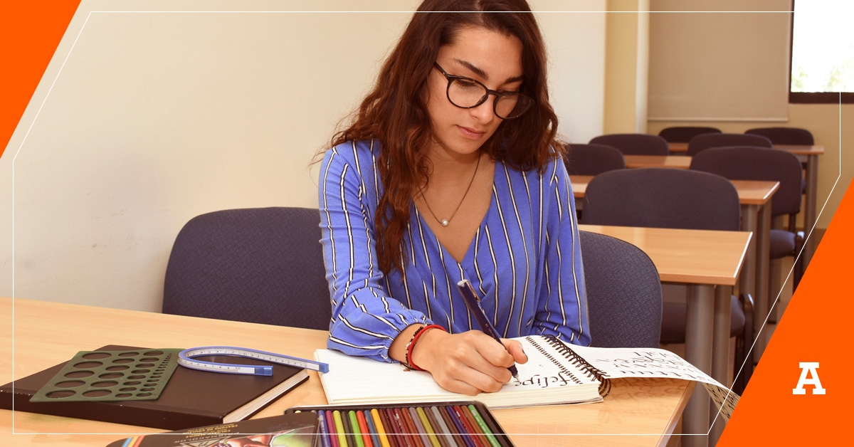 Joven estudiante con blusa morada anotando en un cuaderno de texto