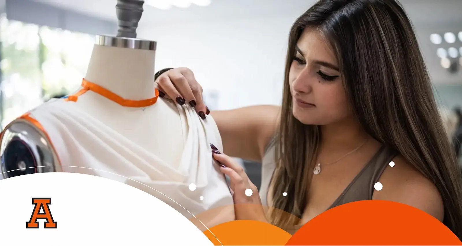 estudiante de modas de la anahuac puebla ajustando un vestido