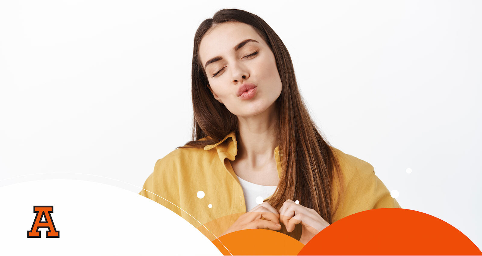 alumna de la anahuac puebla haciendo un corazón